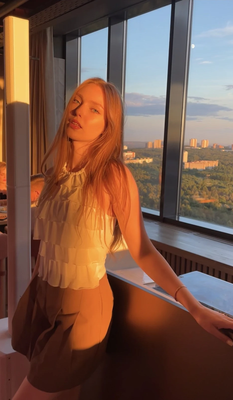 Анна — Портрет у окна в тёплом закатном свете